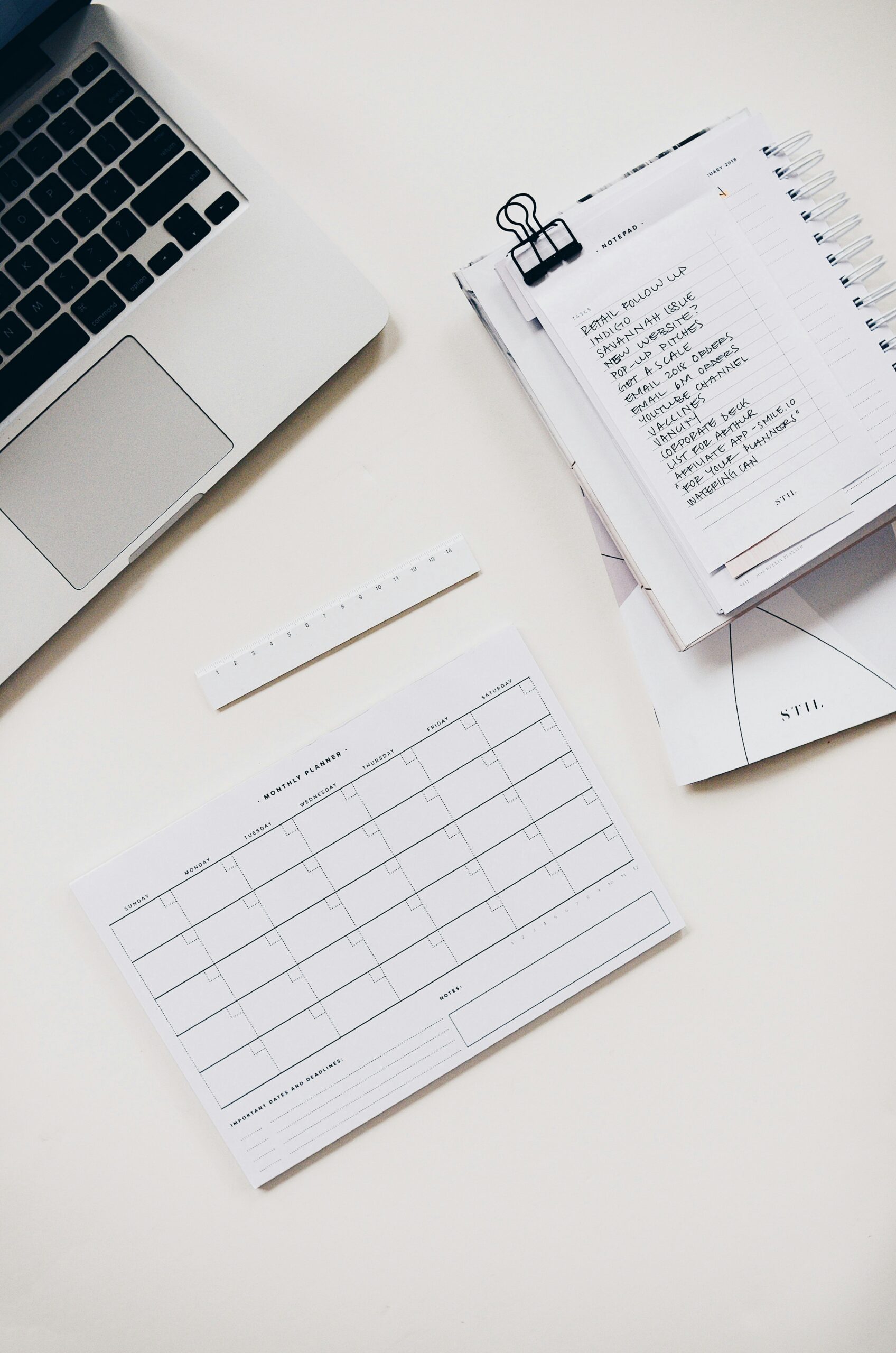 Bureau avec laptop, carnet et plans