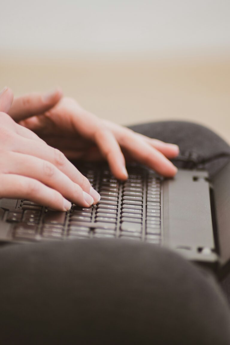 Mains qui tapent sur un clavier de laptop